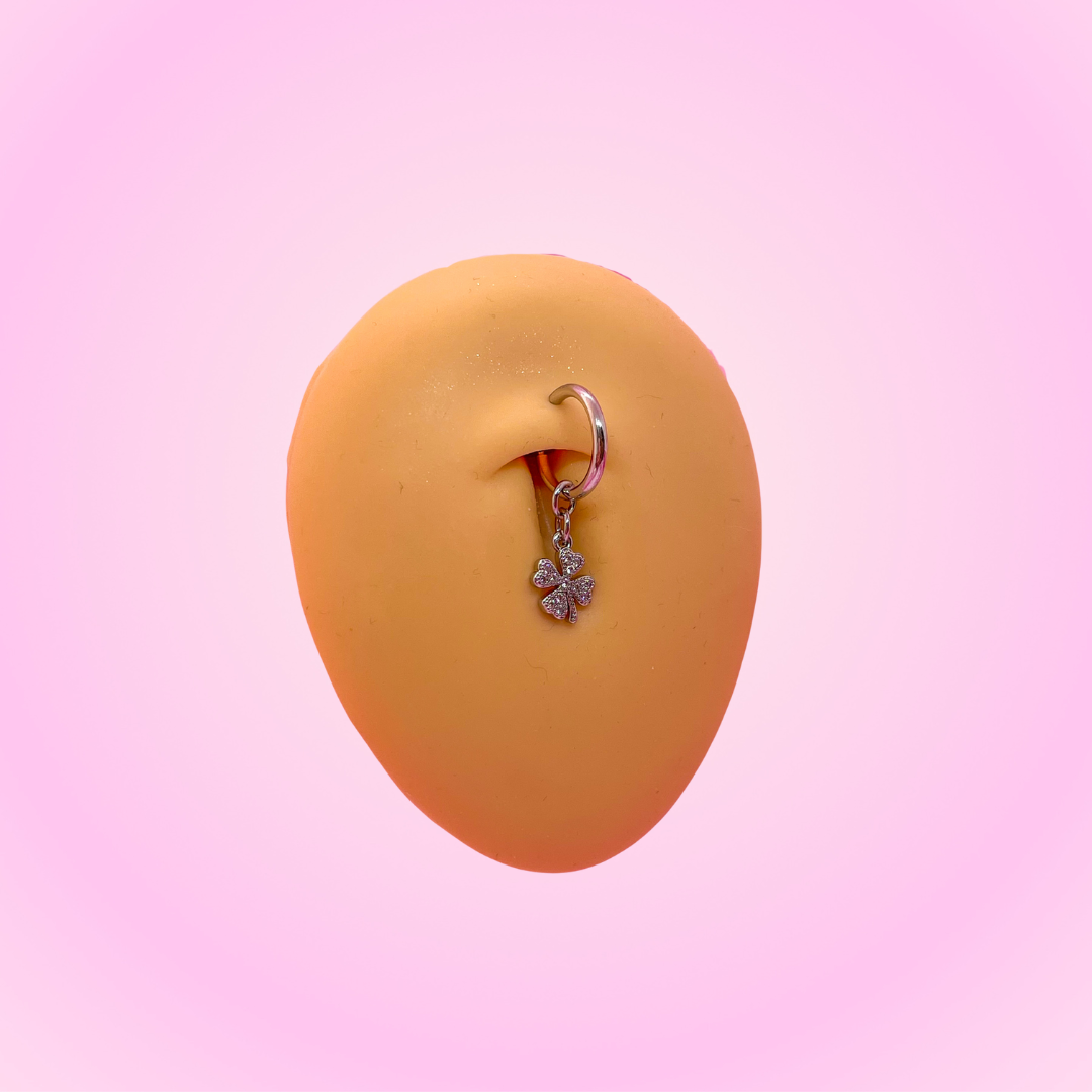 Fausse reine du piercing au ventre