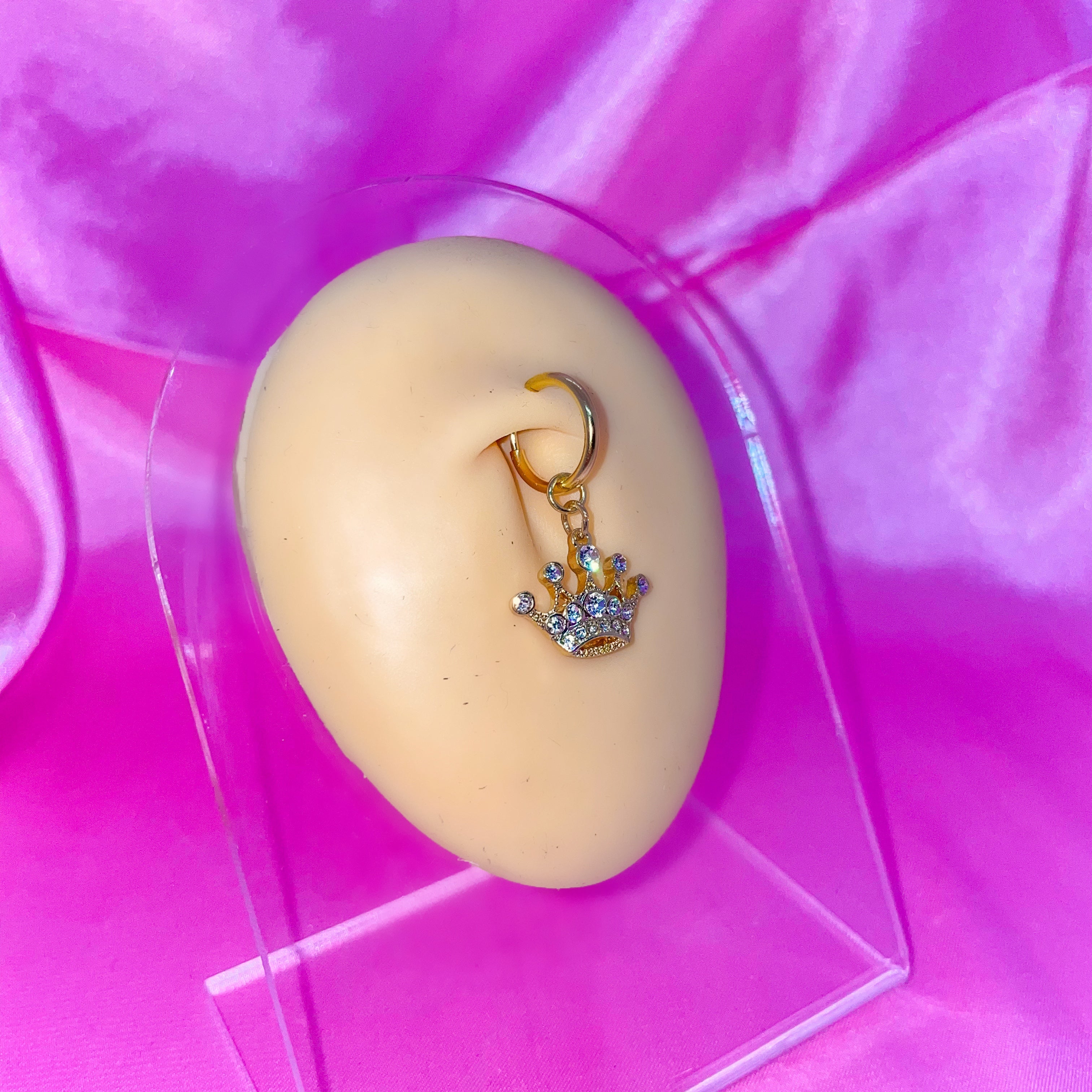 Fausse reine du piercing au ventre