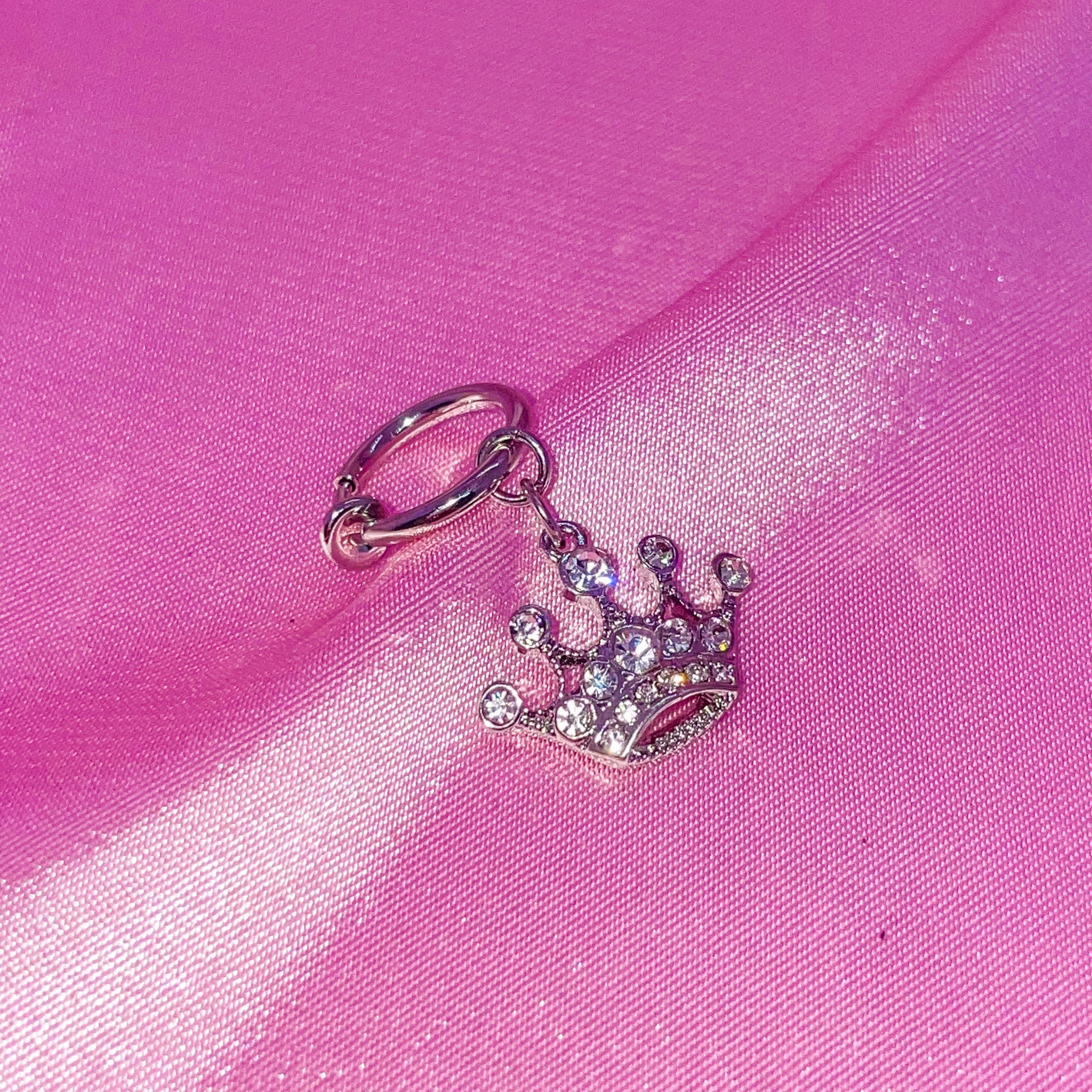 Fausse reine du piercing au ventre