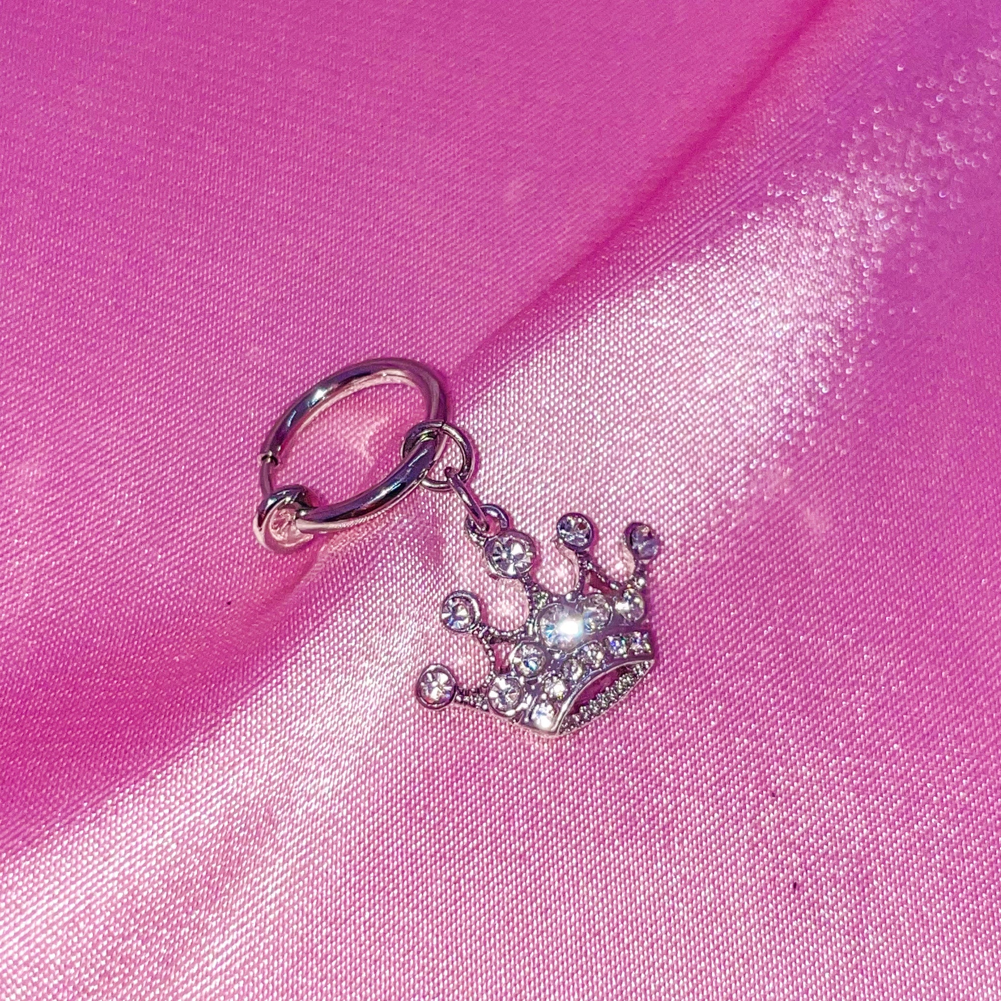 Fausse reine du piercing au ventre