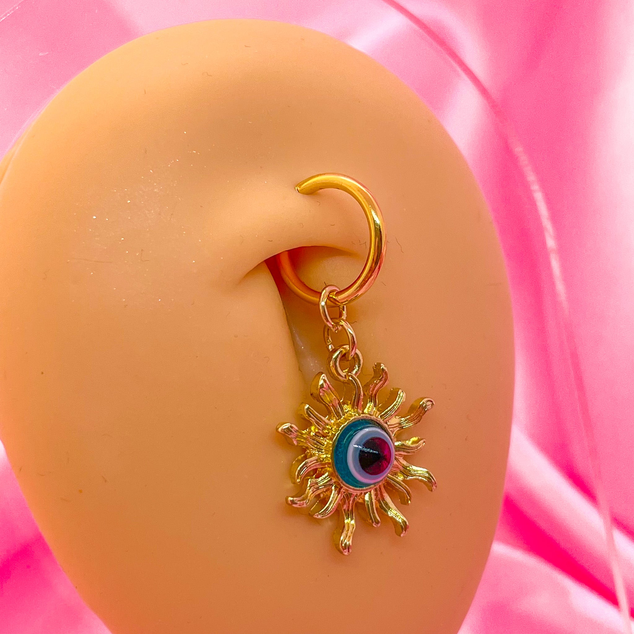 Fausse reine du piercing au ventre