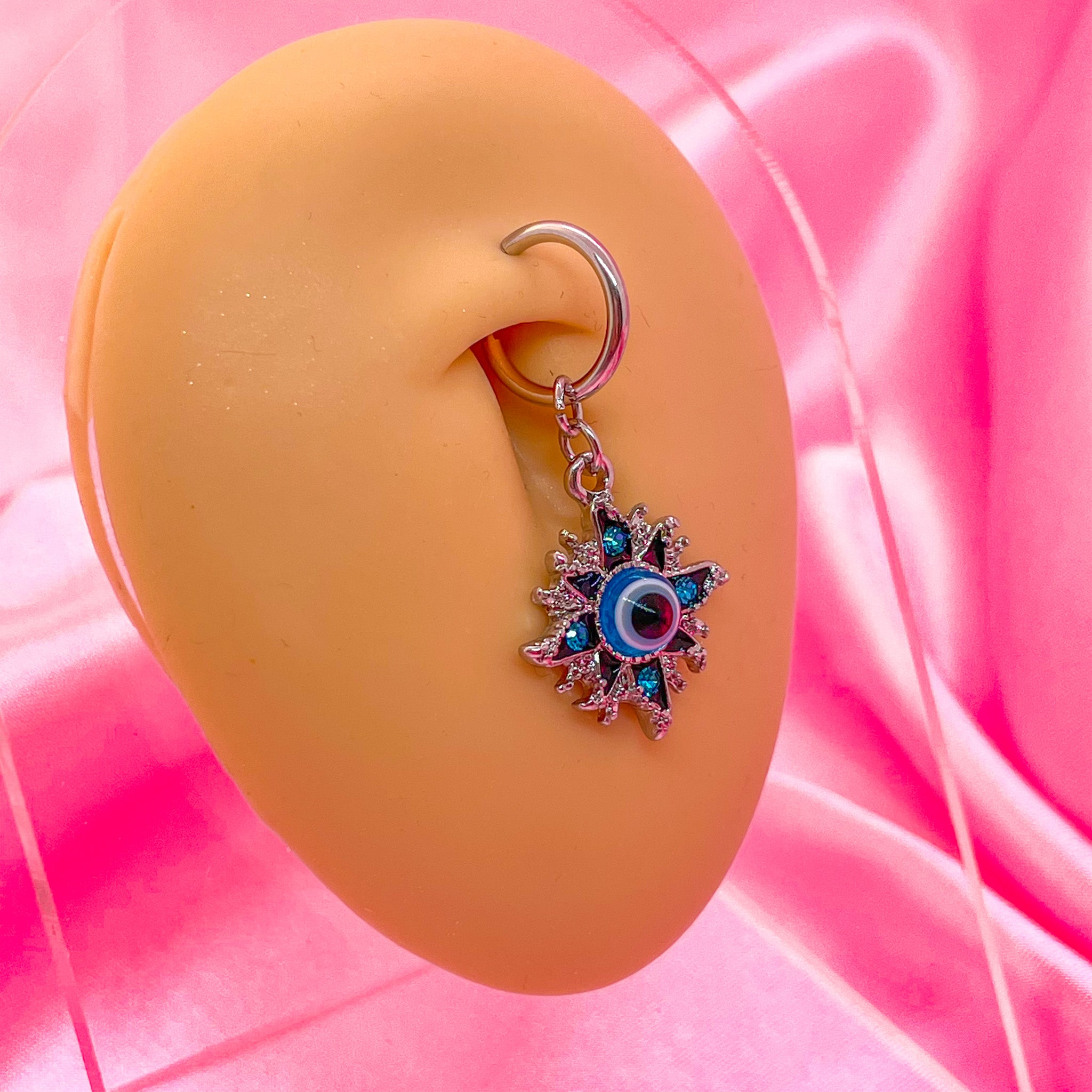 Fausse reine du piercing au ventre