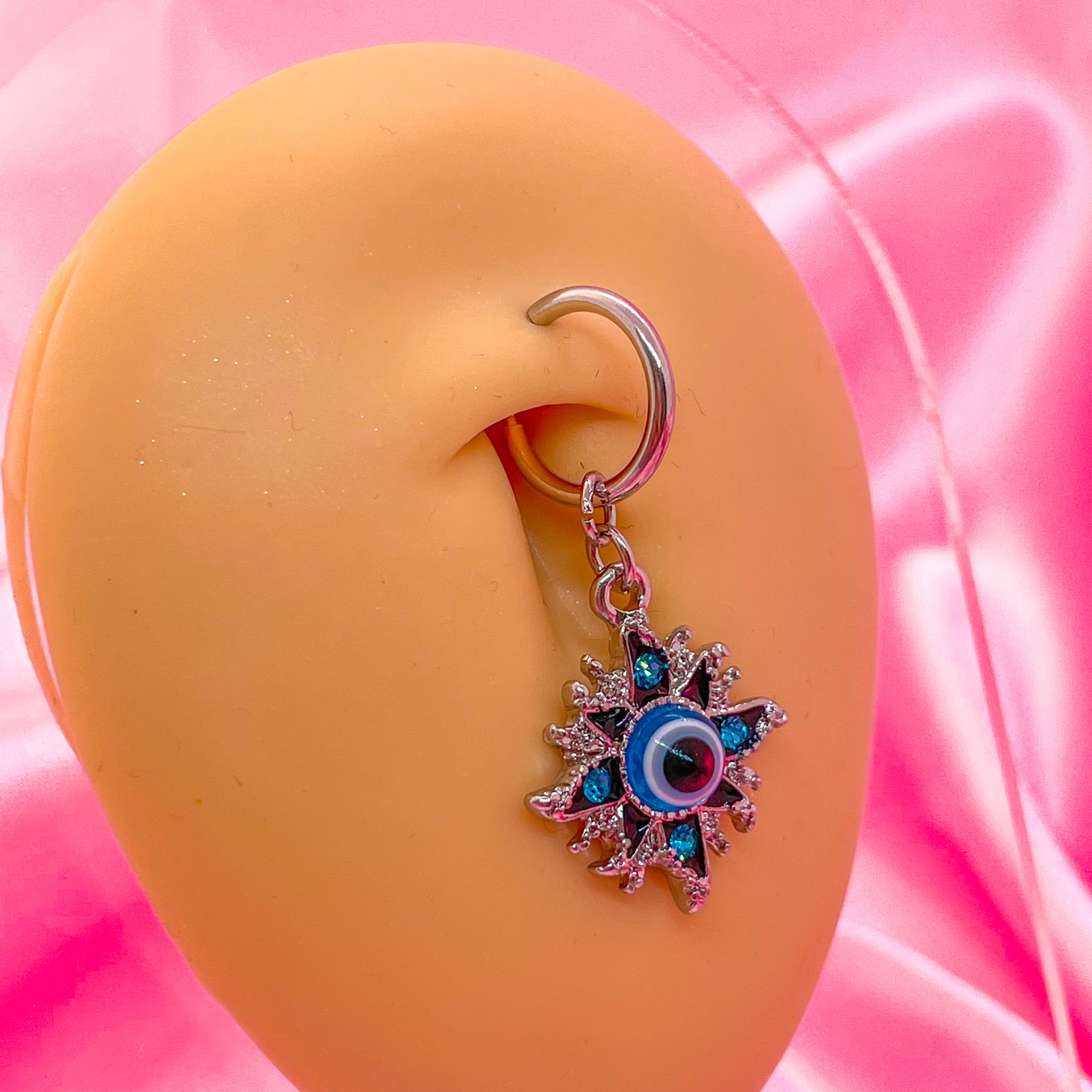 Fausse reine du piercing au ventre