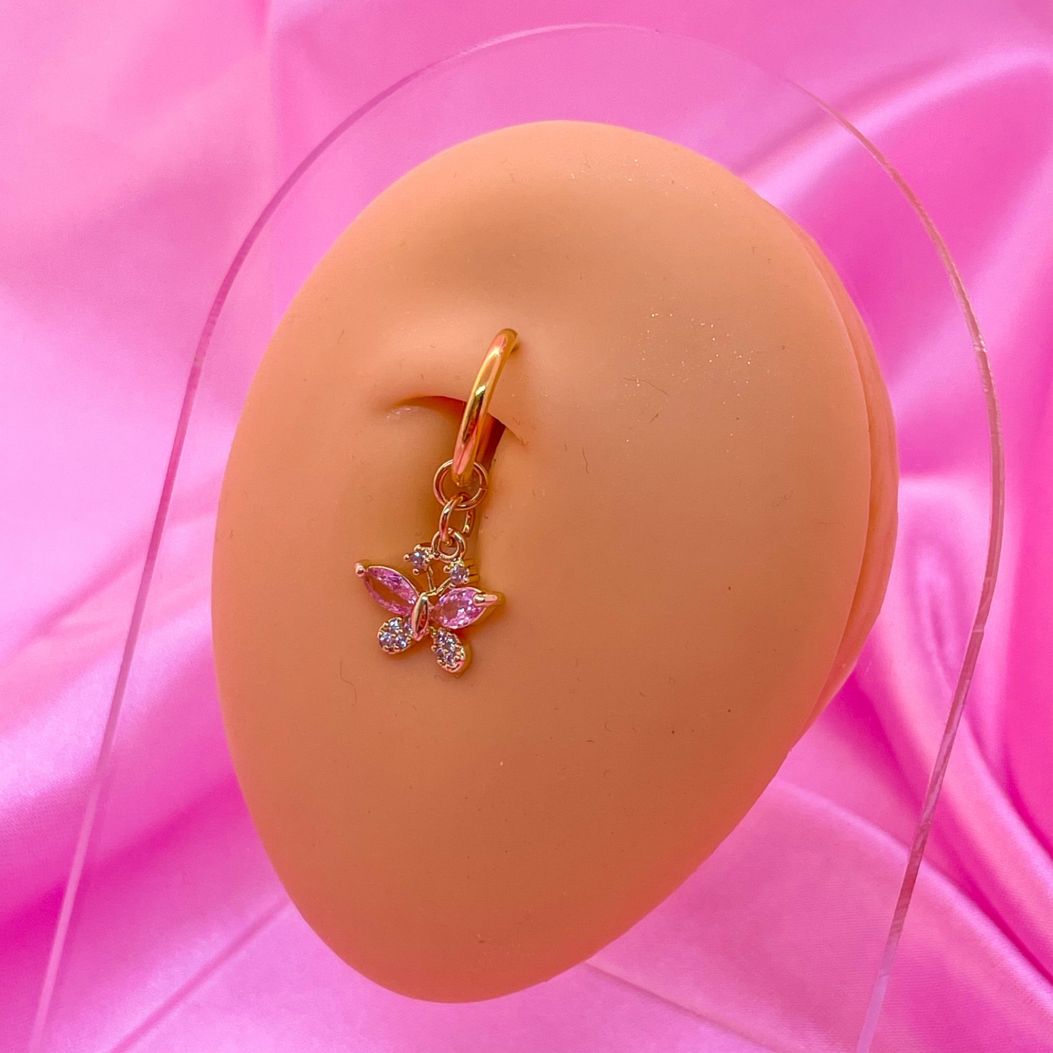 Fausse reine du piercing au ventre