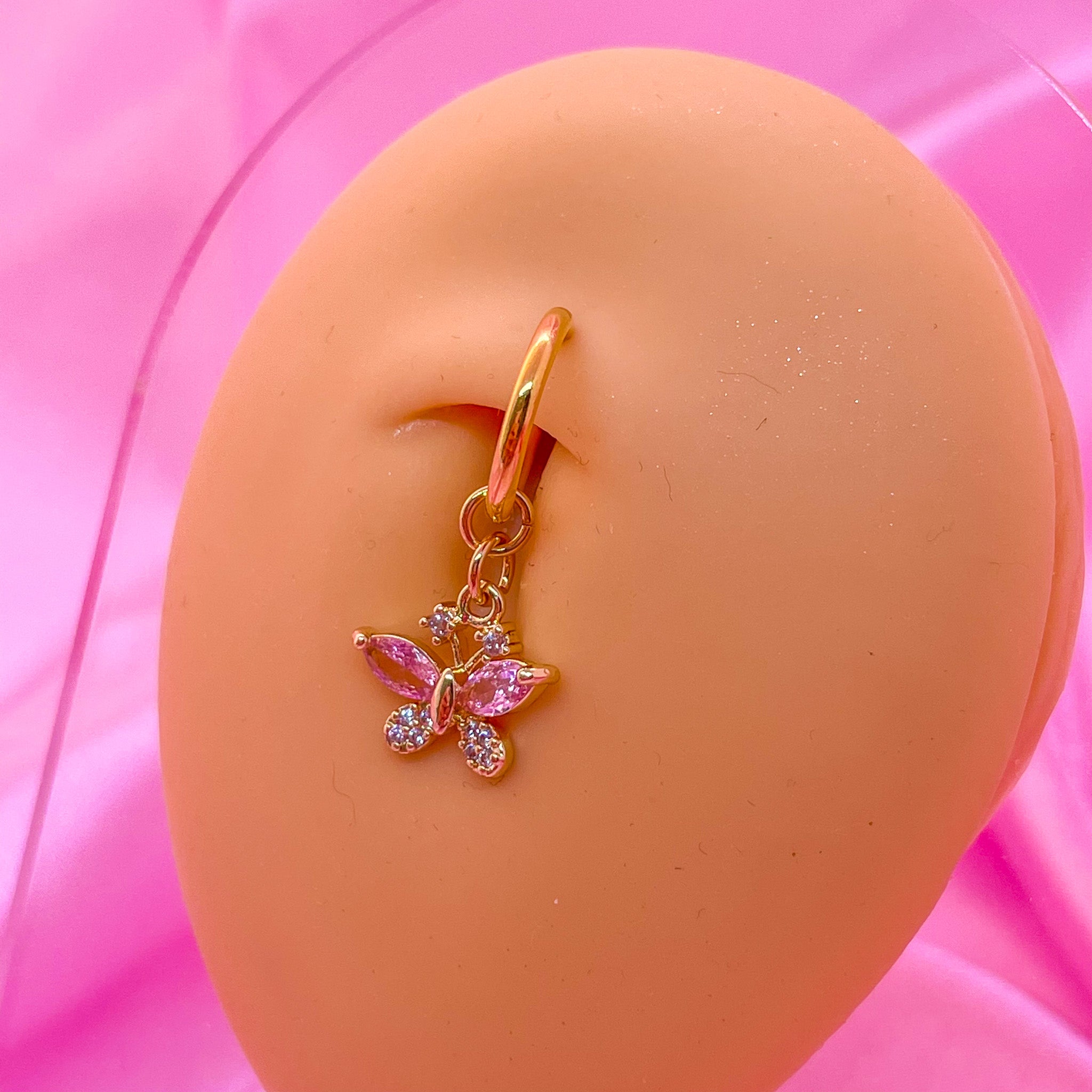 Fausse reine du piercing au ventre