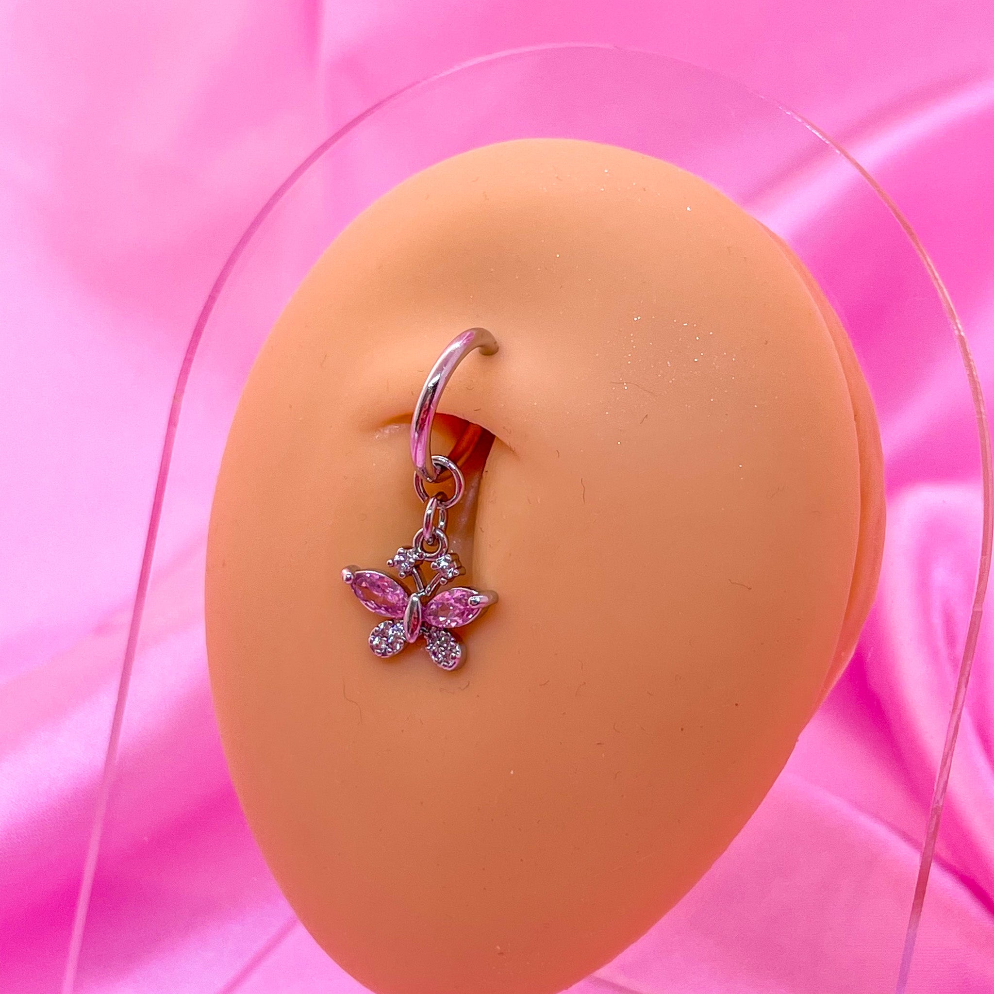 Fausse reine du piercing au ventre