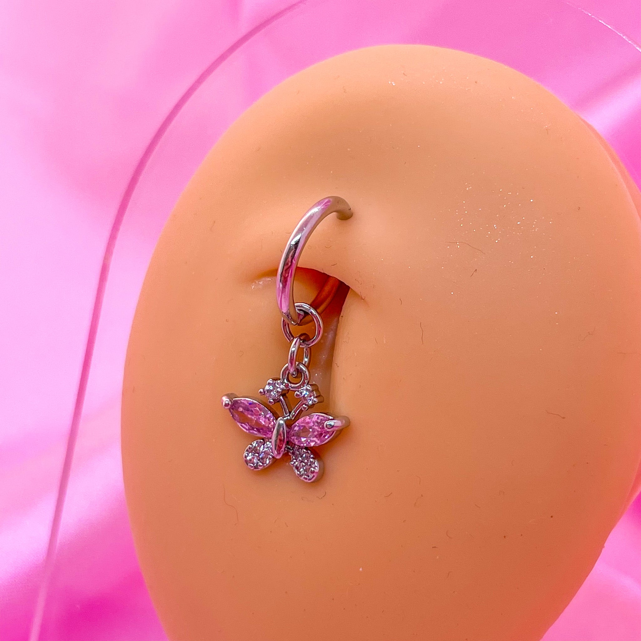 Fausse reine du piercing au ventre