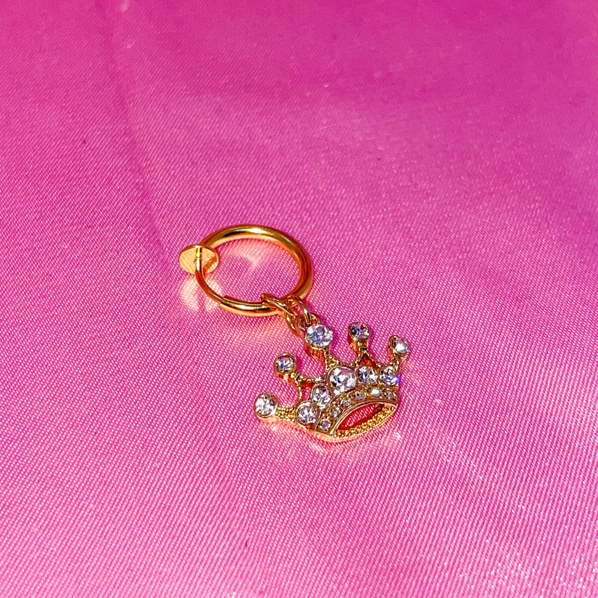 Fausse reine du piercing au ventre