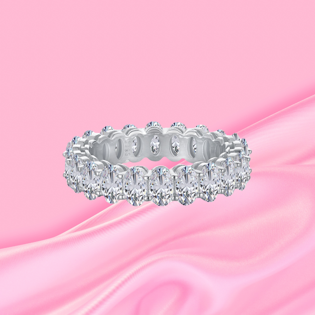 Privé Oval Halo Ring