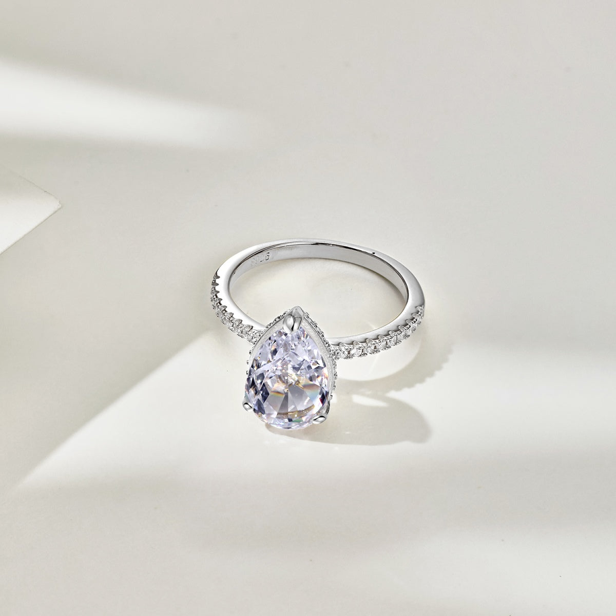 Privé Almond Elegance Ring