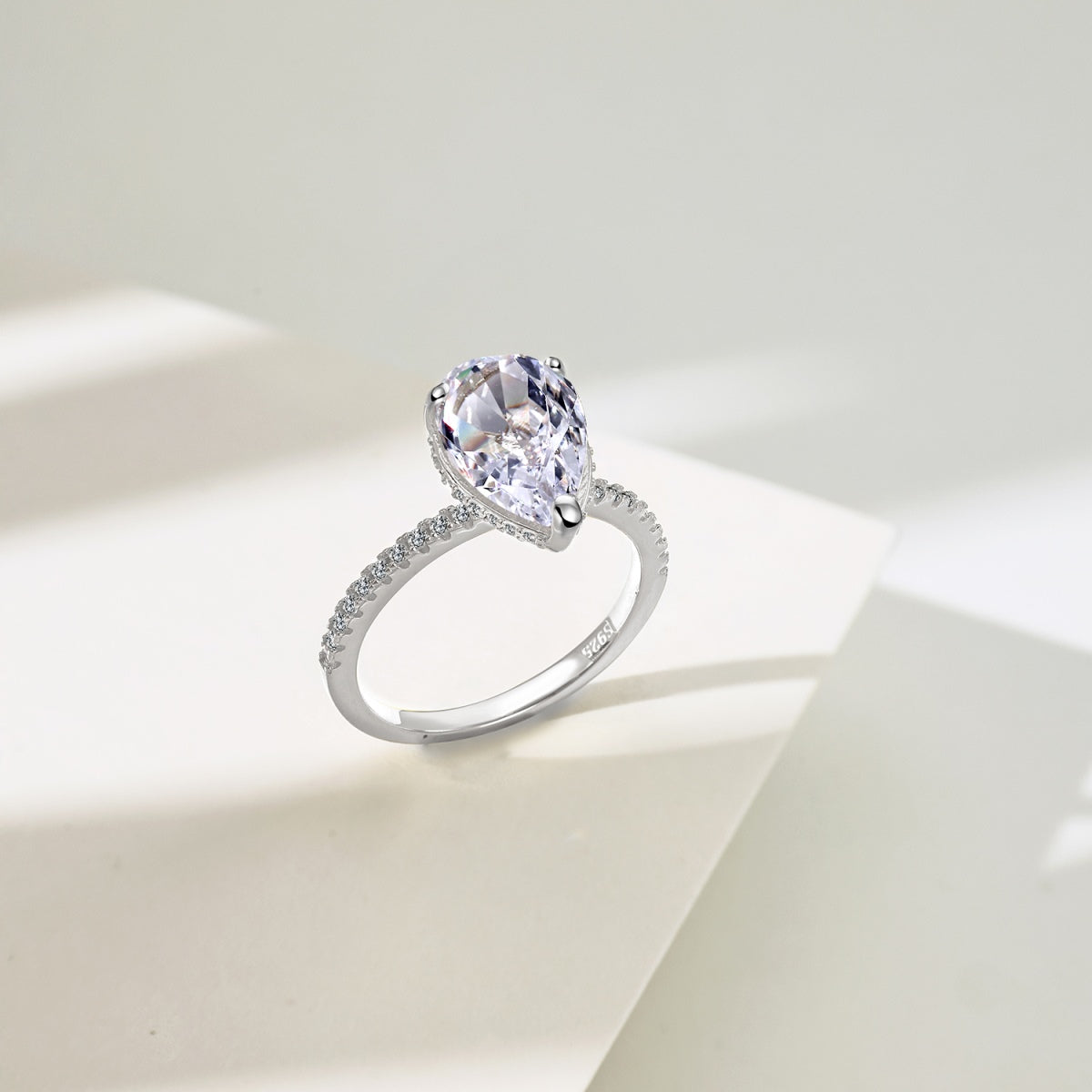 Privé Almond Elegance Ring